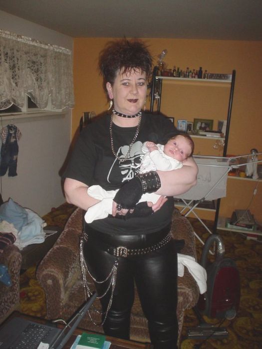 Если вам понравилась эта картинка Мама-роккер держит сына, то