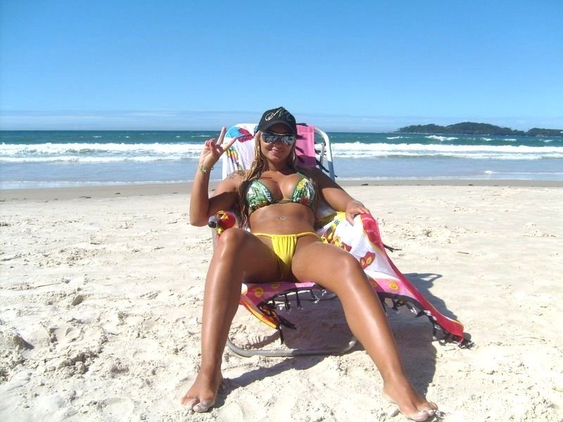 Страстная бразильянка покажет пиздушку  15 фото эротики