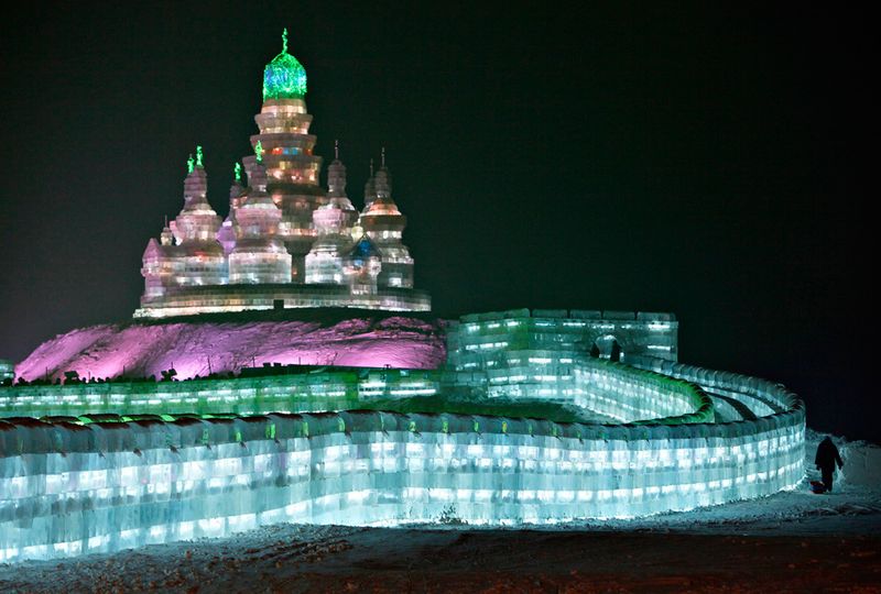 Турист, прибывший на лечение в Китае, пришел посмотреть на ледяную
 скульптуру 26-го Международного фестиваля снега и льда в Харбине, 
провинция Хэйлунцзян, Китай, 3 января 2010 года. (REUTERS/Aly Song)