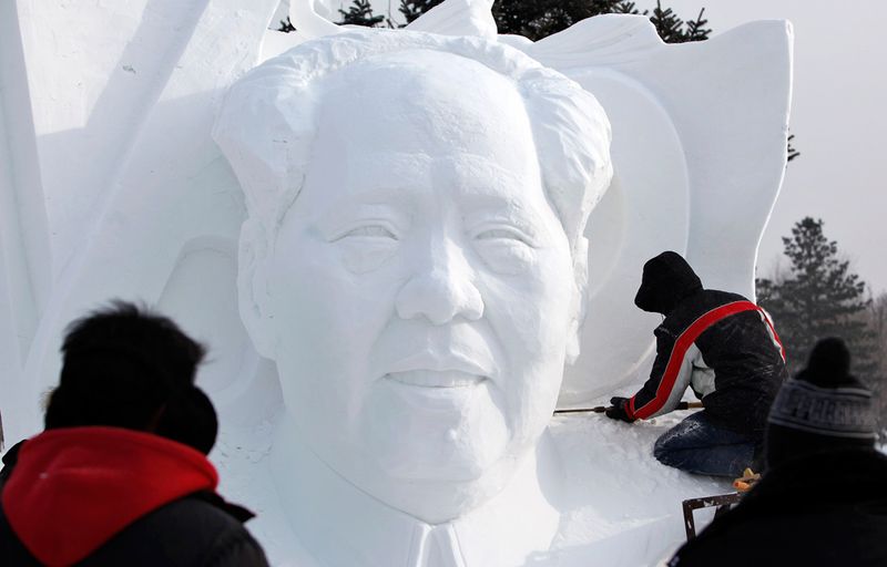 Рабочий вырезает из снега фигуру покойного китайского лидера Мао 
Цзедуна на Международном фестивале снега и льда в Харбине 5 января 2010 
года. (REUTERS/Aly Song (CHINA - Tags: ENVIRONMENT SOCIETY TRAVEL)