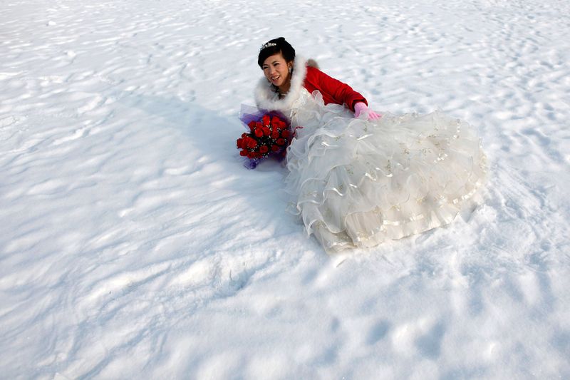 Невеста позирует для фотографии после свадебной церемонии на 26-ом
 Международном фестивале снега и льда в Харбине, провинция Хэйлунцзян, 
Китай, 6 января 2010 года. (REUTERS/Aly Song)