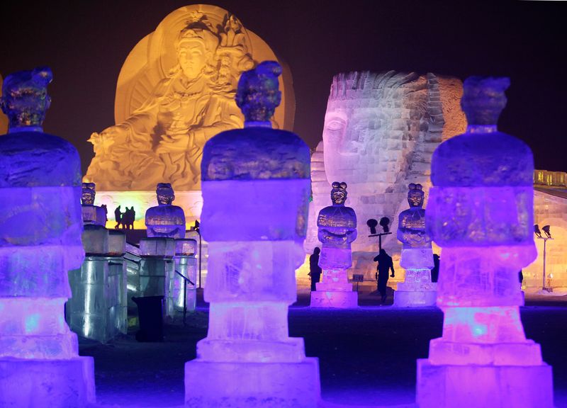 Люди пришли посмотреть на ледяные скульптуры в парке Харбина ночью
 3 января 2010 года. (REUTERS/Aly Song)