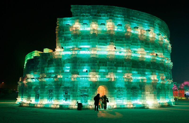 Люди пришли в ледяной Колизей на фестивале снега и льда в Харбине 3
 января 2010 года. (REUTERS/Aly Song)