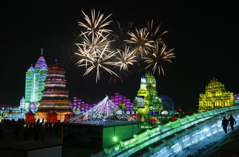 Салют освещает небо, знаменуя открытие Международного фестиваля 
снега и льда в Харбине 5 января 2010 года. (STR/AFP/Getty Images)