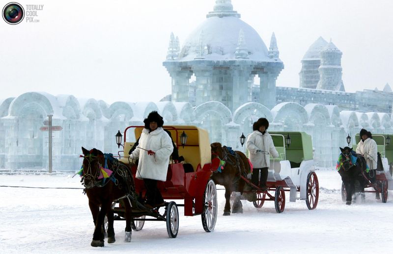 Кареты с лошадьми на фоне ледяных скульптур на фестивале в 
Харбине. (REUTERS/David Gray)