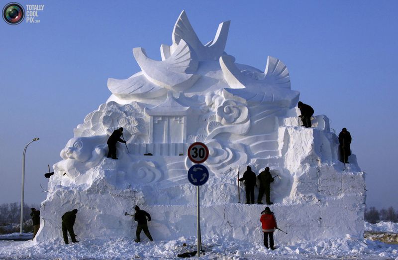 Рабочие наводять последние штрихи на большой скульптуре из снега. 
(REUTERS/David Gray)