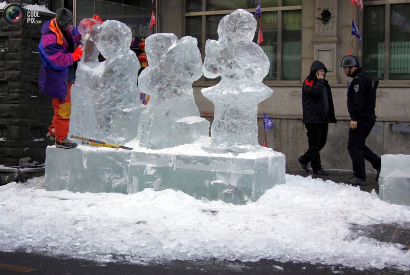 Скульптор работает с блоками льда у главной дороги в Харбине. 
(REUTERS/David Gray)