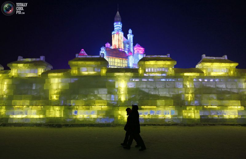 Зрители проходят мимо ледяных скульптур в Харбине. (REUTERS/David 
Gray)