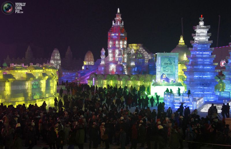 Посетители фестиваля снега и льда в Харбине. (REUTERS/David Gray)