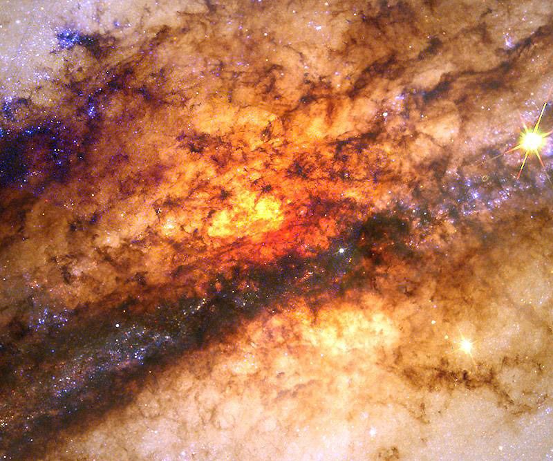 2. Центр линзообразной галактики Центавр A (NGC 5128). Эта яркая галактика находится по космическим меркам совсем недалеко от нас – «всего» в 12-ти миллионах световых лет. 