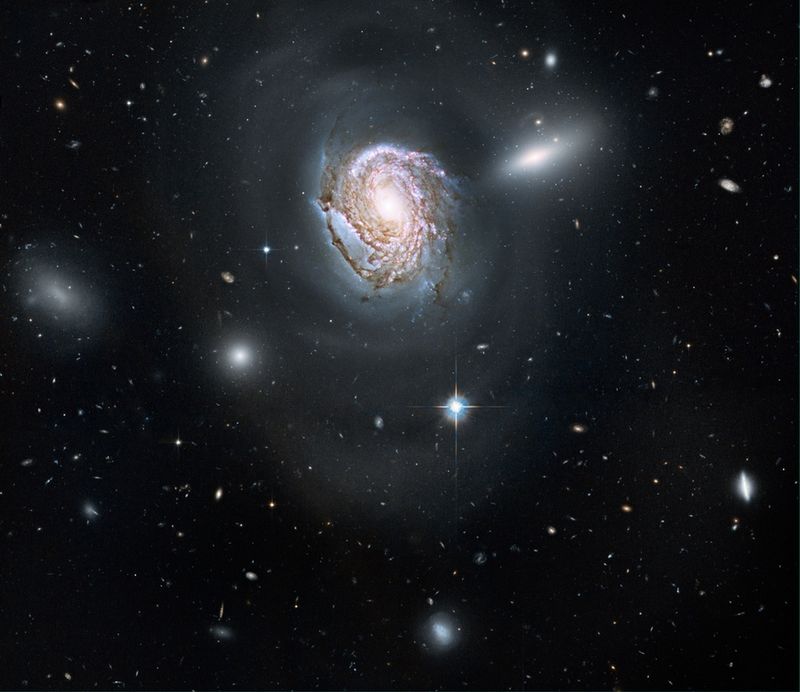 10. Спиральная галактика NGC 4911 в созвездии Волосы Вероники. В этом созвездии находится большое скопление галактик, называемое скопление Волос Вероники. Большинство галактик из этого скопления относятся к эллиптическому типу. 