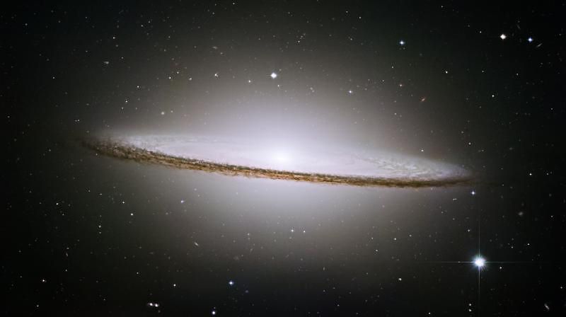 23. Галактика Сомбреро M104. В 1990-х гг было установлено, что в центре этой галактики находится черная дыра огромной массы. 