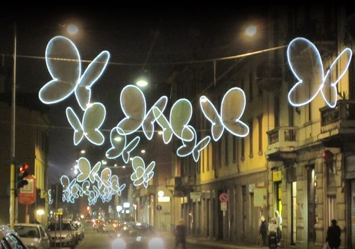 Светящиеся бабочки на миланских улицах (8 фото)