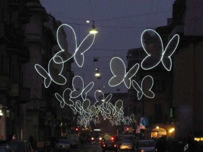 Светящиеся бабочки на миланских улицах (8 фото)