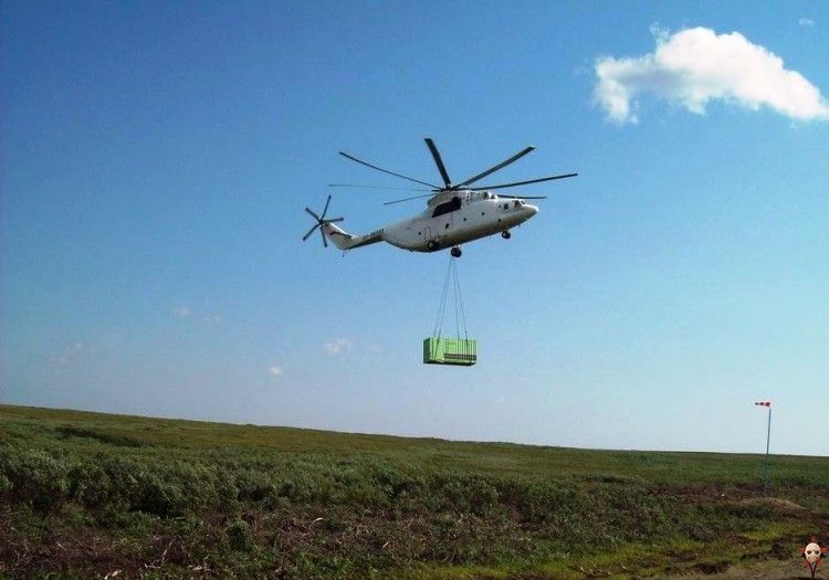 а
 вот так перевозят грузы в летнее время кстати, час вертолетных 
перевозок стоит порядка 400к рублей, один рейс занимает часа три 
туда–обратно 