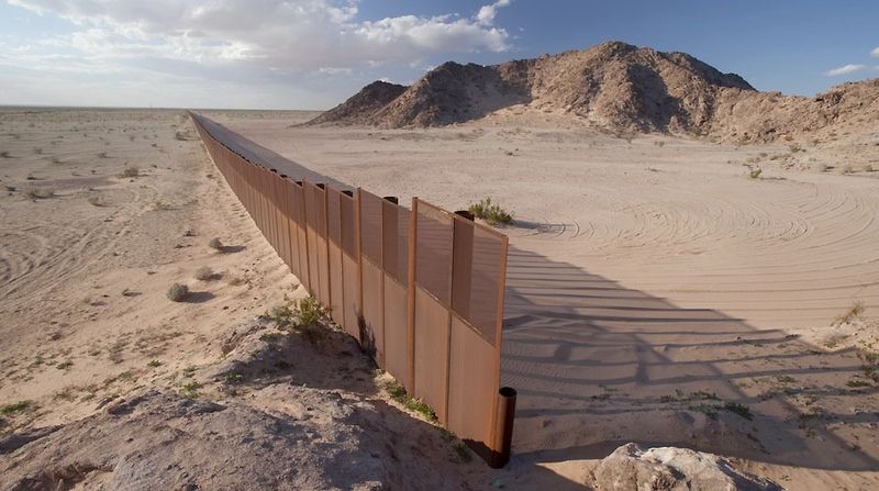 美国和墨西哥之间的边境墙景观。你看过吗?