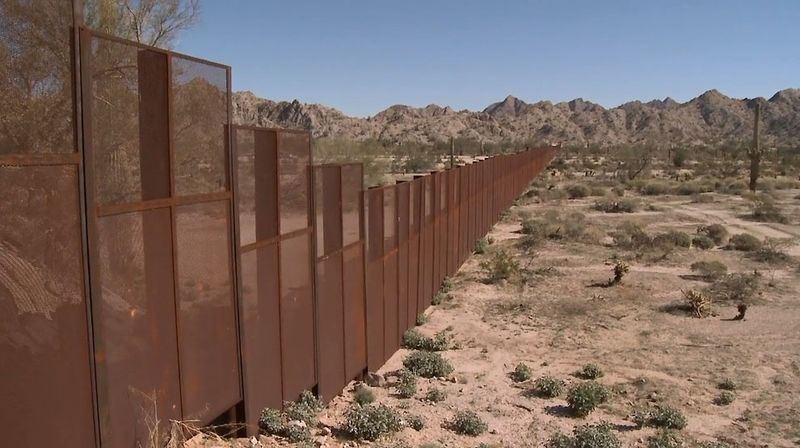 美国和墨西哥之间的边境墙景观。你看过吗?