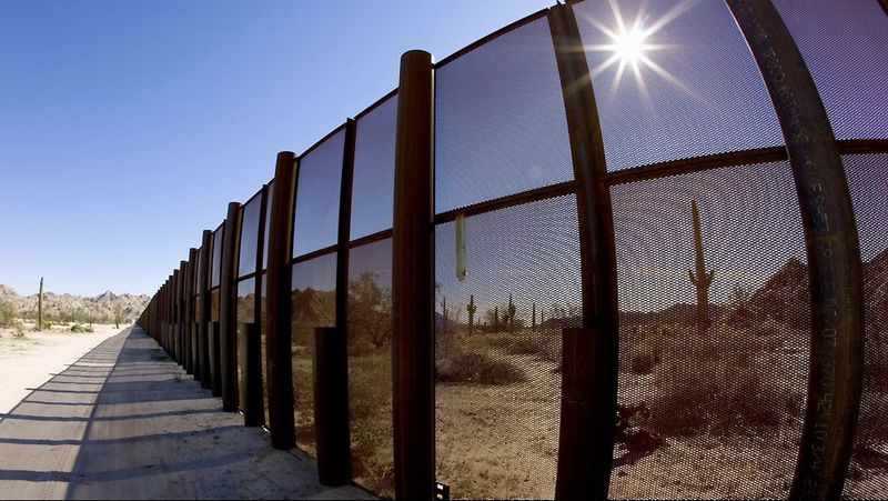 [行行摄摄]美国和墨西哥之间的边境墙景观。你