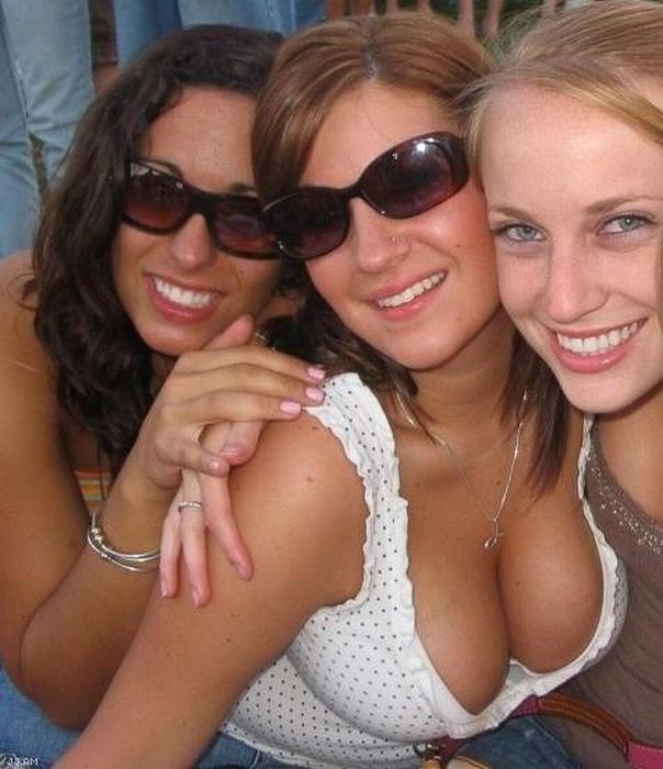 Девушки показывают грудь фото