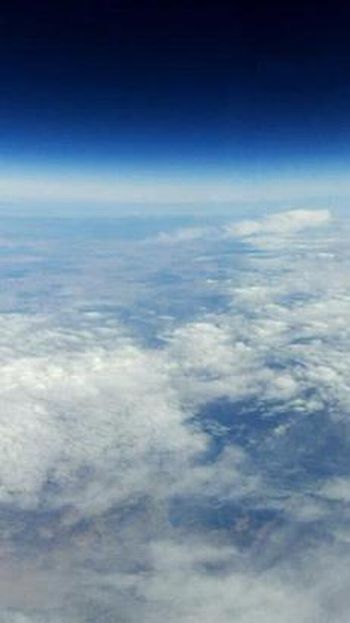 Невероятный полет бумажного самолетика (11 фото)