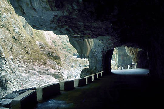 Туннель Guoliang в горах Taihang, Китай (13 фото)