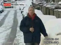 Репортёра закидали снежками