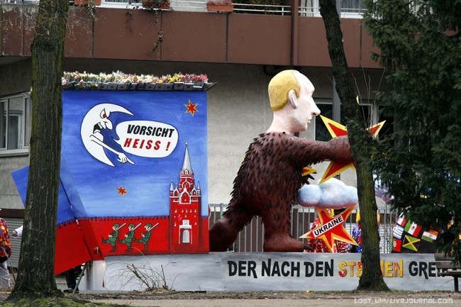 Политическая сатира на карнавале в Кёльне (26 фото)