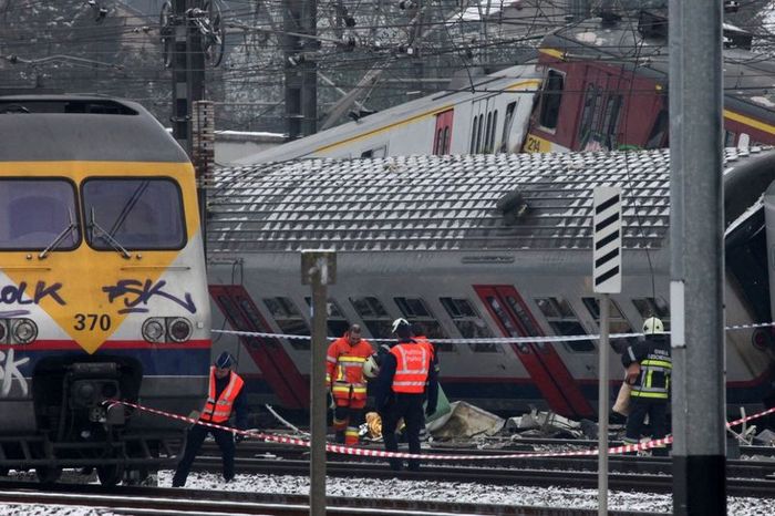 Столкновение поездов в Бельгии (13 фото)