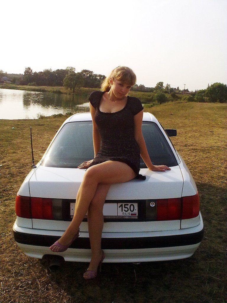Провинциальная модель из России позирует возле разных авто порно фото