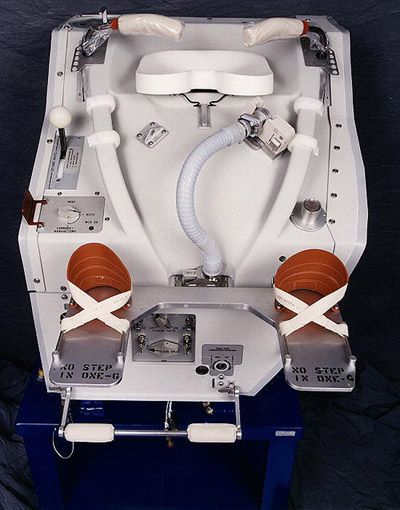 Общий принцип работы девайсов одинаков как для мужчины-космонавтов, так и женщин. Он сделан по принципу пылесоса - часть человеческого тела, ответственная за процесс освобождения от всякой лишней фигни состыковывается с подходящим узлом туалета, и там создаётся пониженное давление. Иными словами - туалет отсасывает у космонавта его отходы. Туалеты на шаттлах и Международной космической станции несколько различаются, ввиду того, что первые летают недолго, а МКС одами болтается в космосе.