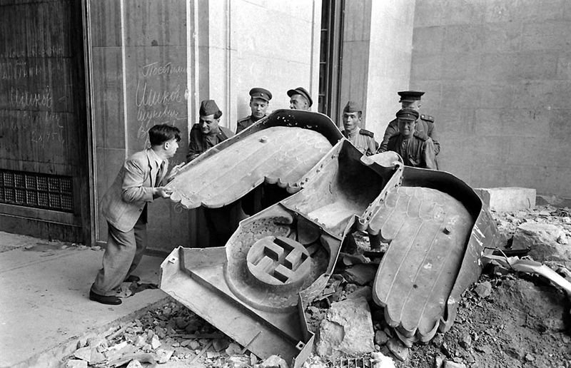 Бункер Гитлера в апреле 1945-го (14 фото)