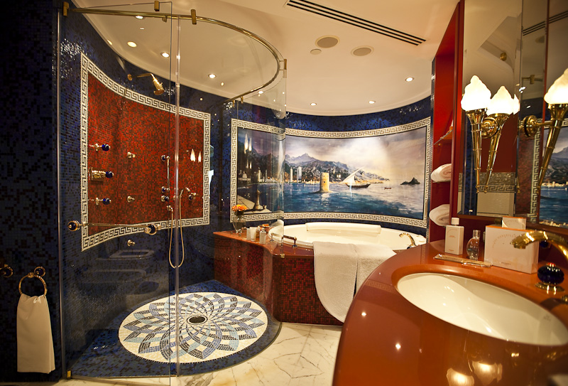 Ну и, конечно, наверху есть огромная ванная комната с джакузи: