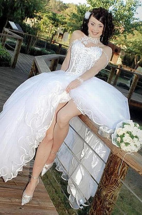 Телка с силиконовыми сиськами позирует в платье невесты