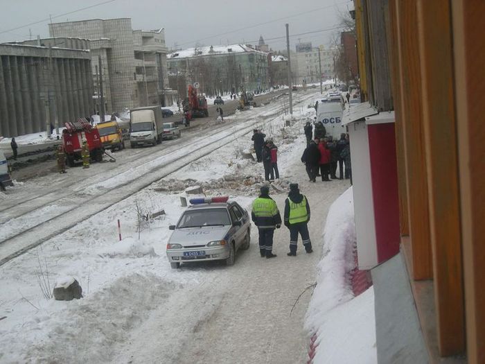 СРОЧНО!!!  В Перми мужчина грозит взорвать офис.  (2 фото)