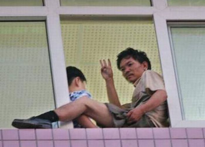 В Китае захвачен заложник, ведутся переговоры (5 фото)