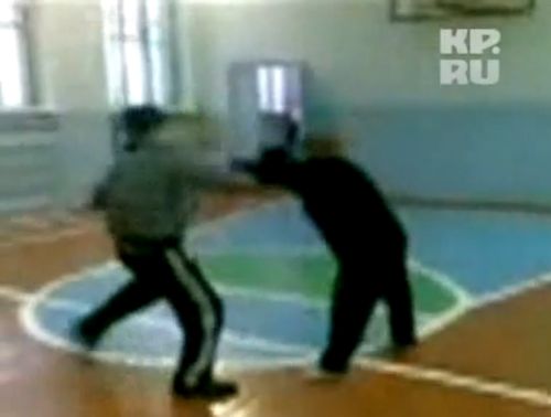Школьники избили учителя (видео)