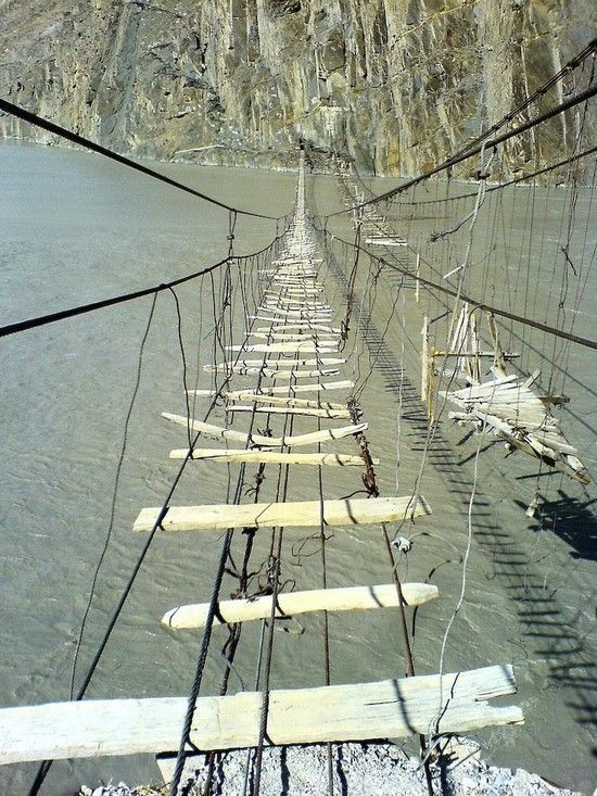 Смертельный мост в Пакистане (6 фото)