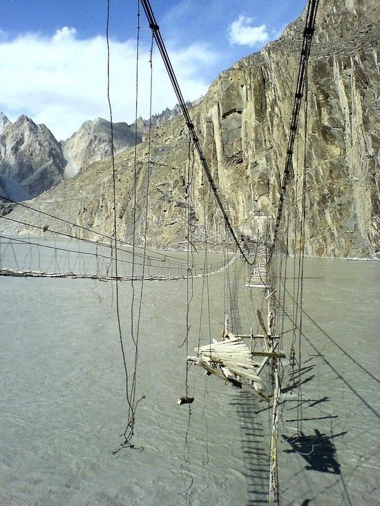Смертельный мост в Пакистане (6 фото)