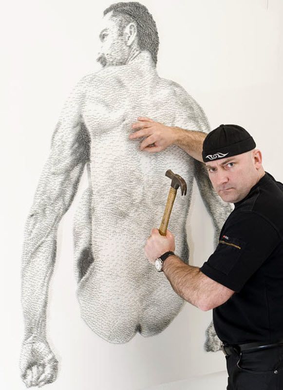Маркус Левин с одной из своих работ, на которую ушло 26 600 
гвоздей. Эта картина выставлена на продажу за 39750 долларов.