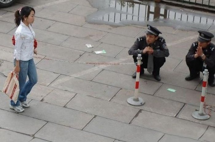 Китайские полицейские доблестно следят за порядком на улицах (4 фото)