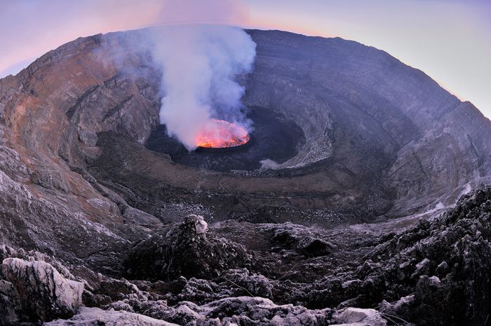 [社会万象]刚果尼拉贡戈火山,火山口的照片。