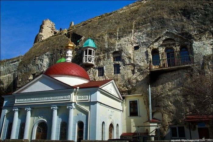 Свято-Клементьевский монастырь - обитель в скале (16 фото)