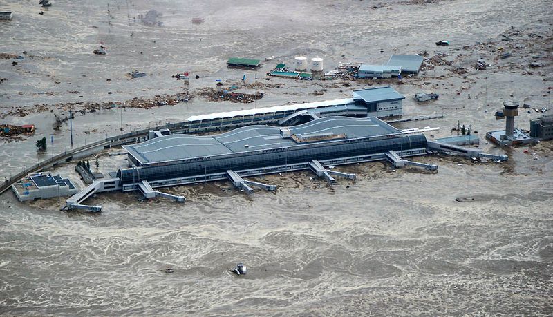 Окруженный водой аэропорт Сендай в префектуре Мияги после яростного цунами и одного из сильнейших в истории страны землетрясений. (Kyodo News/Associated Press)