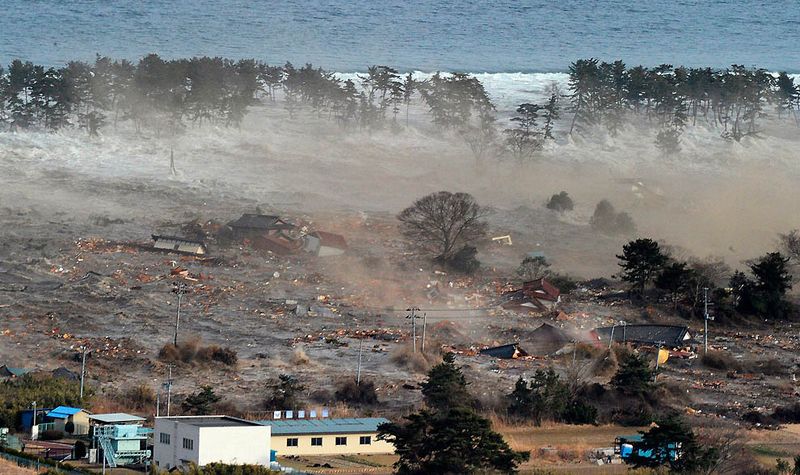 Обрушившееся на жилой район Натори цунами в префектуре Мияги. (Reuters)
