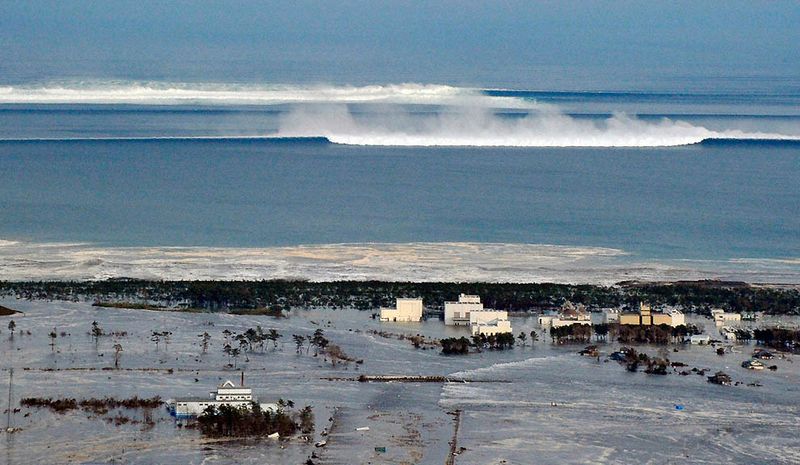 Приближающиеся цунами у берегов города Натори в префектуре Мияги. Сильнейшее за последние 140 лет землетрясение прогремело у северо-восточного побережья Японии 11 марта, вызвав столь же сильнейшее цунами, сметающее все на своем пути. (Reuters)