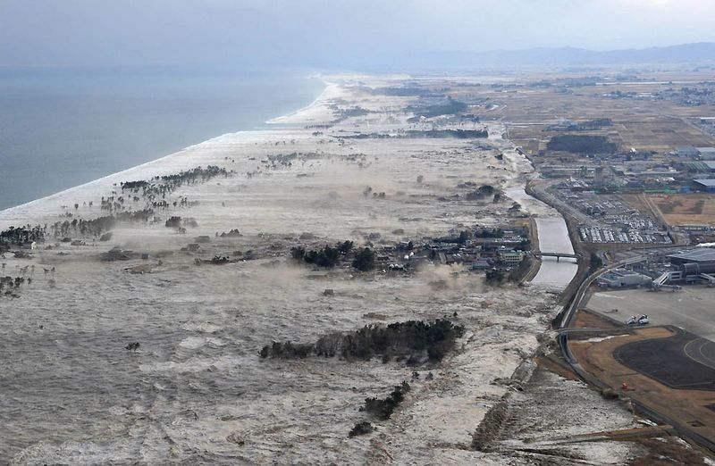 Вызванное землетрясением цунами у берегов Иванума. (Kyodo News/Associated Press)