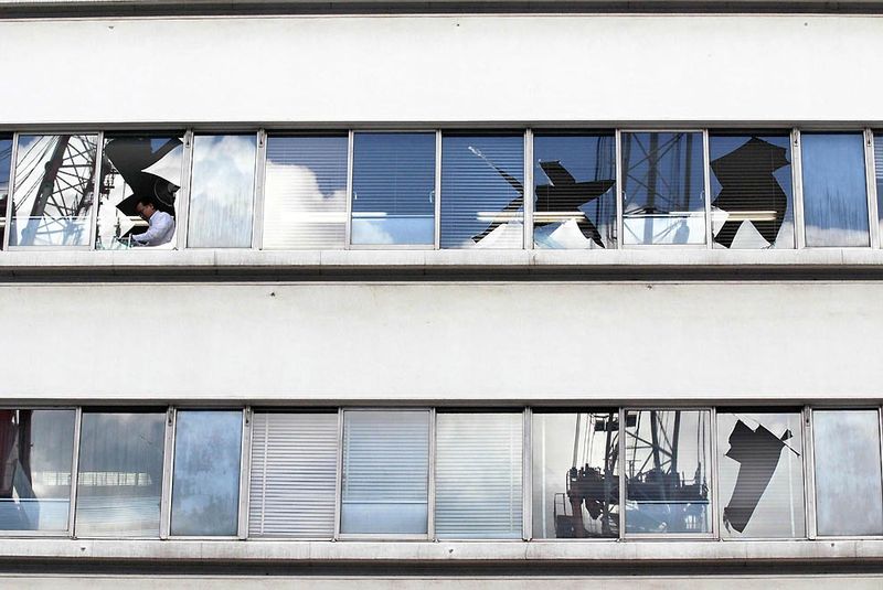 Разбитые окна в здании после землетрясения в Токио. (Reuters)