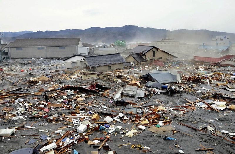Дома, автомобили и обломки, вымытые на берег цунами в Кесеннуме. 
(Keichi Nakane/Associated Press/The Yomiuri Shimbun)