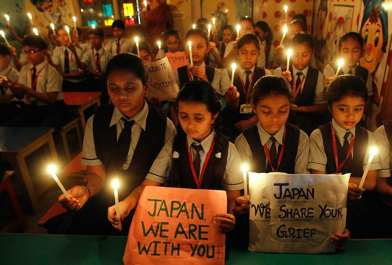 Ученики школы в индийском Ахмедабаде молятся за жертв землетрясения в Японии. (Amit Dave/Reuters)