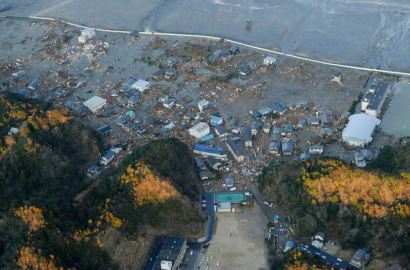Разрушенные здания после цунами в Иваки. (REUTERS/KYODO)